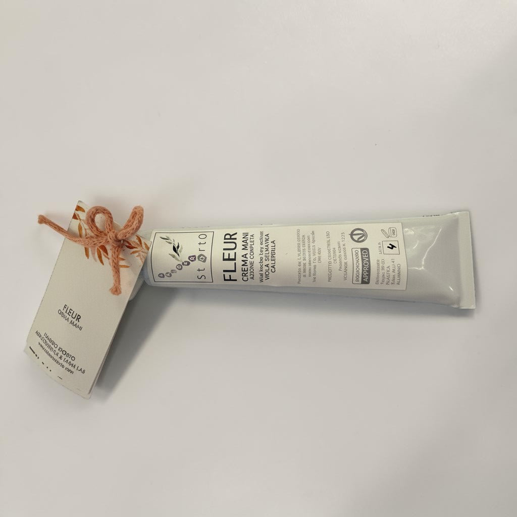 Il mio negozio Fleur hand cream tube with wild violet and calendula for restoration and healing.