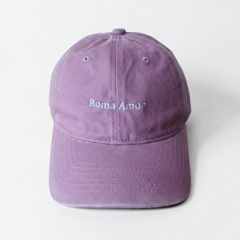 Il mio negozio Roma Amor lilac cotton baseball cap with embroidered text and curved brim, perfect for travel.